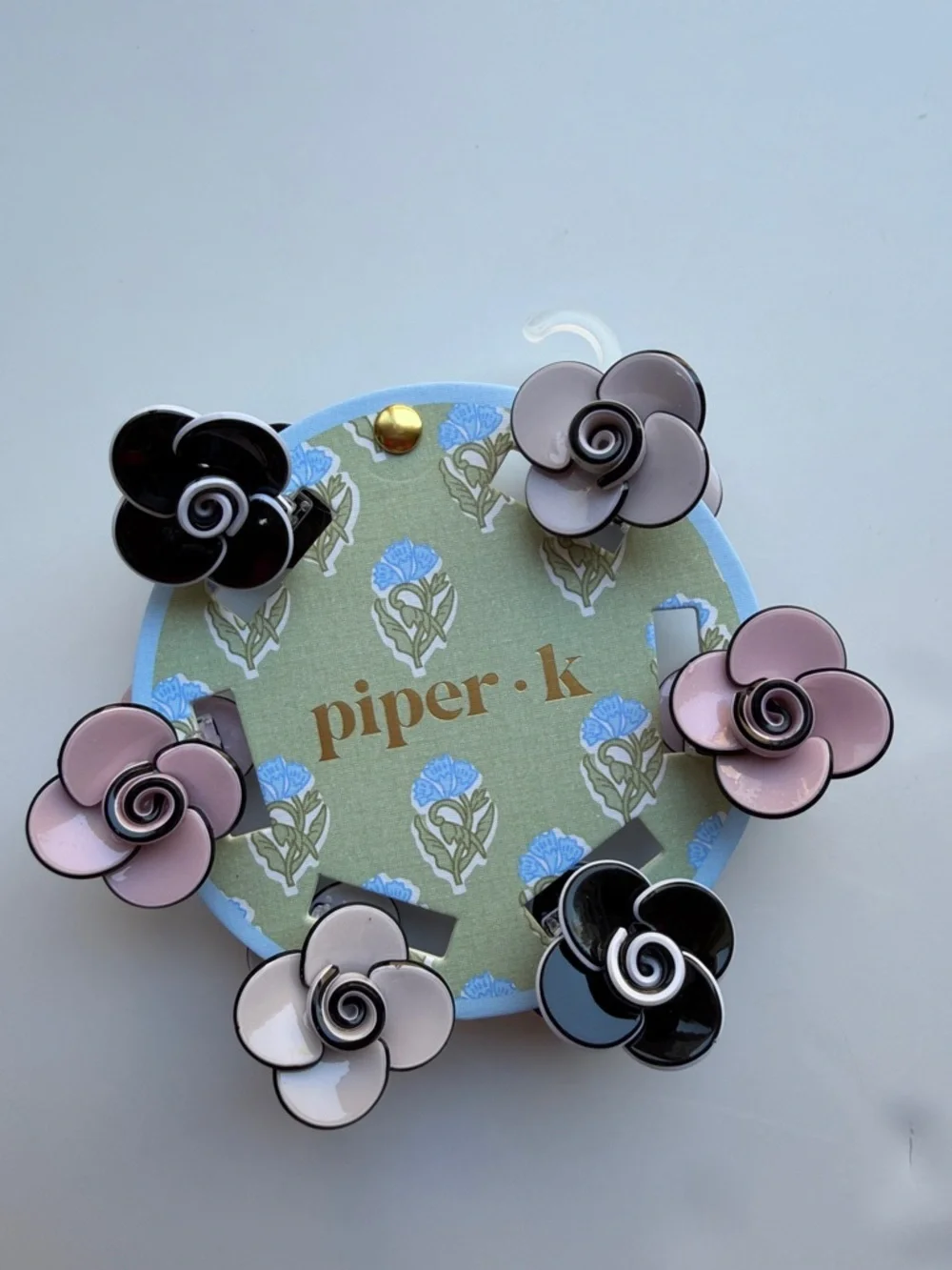 Piper.k rose-shaped hair clips.